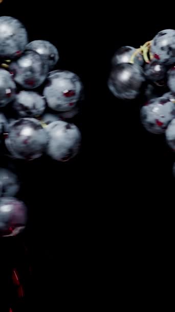Pionowe Wideo Dwie Grona Winogron Zwisają Czarnym Tle Zderzając Się — Wideo stockowe