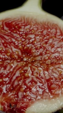 Dikey video. Mevsimlik meyveler, çeşitli üzüm türleri ve dilimlenmiş incirler masanın üzerine dizilmiştir. Kamera İçinden Hareket Ediyor. Dolly kaydırıcı aşırı yakın çekim.