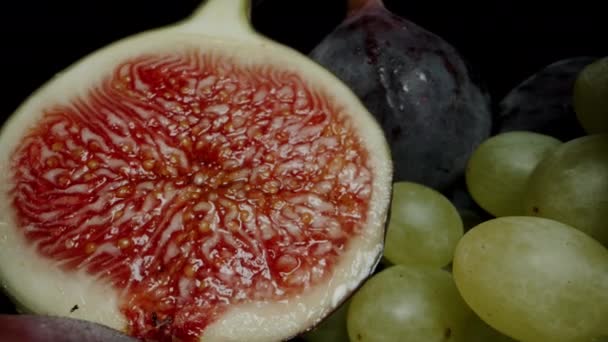 Εποχιακά Φρούτα Διάφοροι Τύποι Σταφύλια Και Σχισμένα Σύκα Είναι Τοποθετημένα — Αρχείο Βίντεο