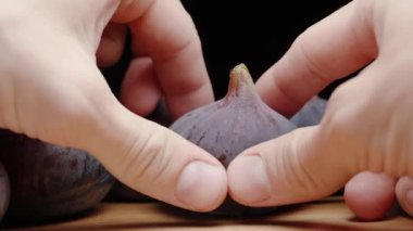 Masadaki İncirler, Birini seçiyorum ve Yavaş Çekimde Ayırıyorum, Yakın Çekimde.