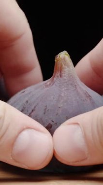 Dikey video. Masadaki İncirler, Birini seçiyorum ve Yavaş Çekimde Ayırıyorum, Yakın Çekimde.