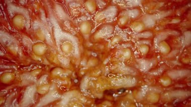 Siyah Arkaplan 'da kırmızı ve sulu posalı yarım incir, Macro Zoom. Dolly kaydırıcı aşırı yakın çekim.