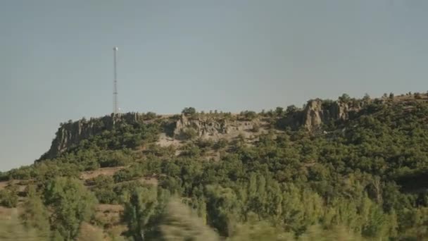 高い山の通過車と上部の携帯電話タワーからの眺め — ストック動画
