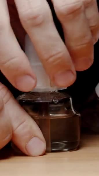 垂直录像 解开瓶盖 一种液体昆虫防腐剂 — 图库视频影像