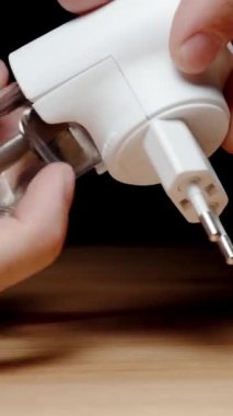 Dikey video. Elektrik Aygıtındaki Sivrisinek Kovucu Kullanılan Şişenin Değiştirilmesi.