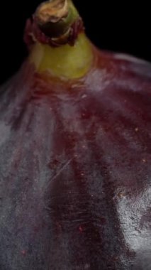 Dikey video. İncir 'i ellerimle ikiye ayırdım ve yakın planda gösterdim..