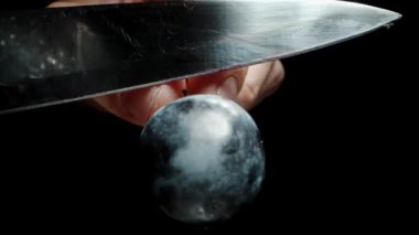 Bıçakla böğürtlen kesiyorum, yavaş çekimde, makro zoom..