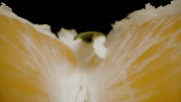 Κάμερα Γλιστράει Ανάμεσα Στα Τμήματα Tangerine Πράσινη Φλούδα — Αρχείο Βίντεο