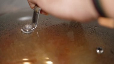 Tencerede, midyeler sebzelerle kaynıyor, kapağı kaldırılıyor ve içindeki meyve suyu köpürüyor. Yakın çekim, yavaş çekim..