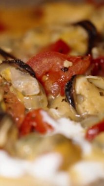 Dikey video. Midye ve sebzelerin üzerine krema dökerim. Yakın plan. Tavada su kaynıyor. Yavaş Çekimde.