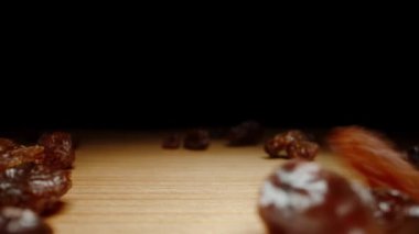 Raisin Şelalesi, Ağır Çekimde Kara Arkaplan Karşısındaki Ahşap Masa 'nın üzerinde. Dolly kaydırıcı aşırı yakın çekim.