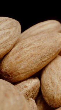 Dikey video. Kamera, Masadaki Badem Dağları 'nda Kara Arkaplan' a Karşı Hareket Ediyor. Dolly kaydırıcı aşırı yakın çekim.