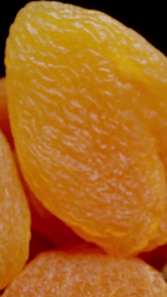 Vertikales Video Getrocknete Aprikosen Liegen Einem Großen Haufen Auf Dem — Stockvideo