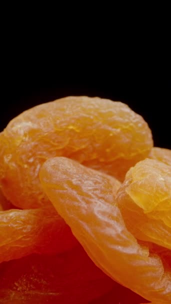 Video Vertikal Close Dari Tangan Mengambil Beberapa Dried Apricots Terisolasi — Stok Video