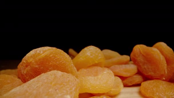 Verse Une Poignée Abricots Secs Main Pendant Que Caméra Avance — Video