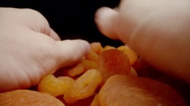 POV, İki Elli Bir Avuç Kurutulmuş Kayısı Birlikte. Dolly kaydırıcı aşırı yakın çekim.