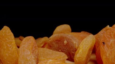 POV, kamera geriye gidiyor ve ben de kurutulmuş kayısıları bir araya topluyorum. Dolly kaydırıcı aşırı yakın çekim.