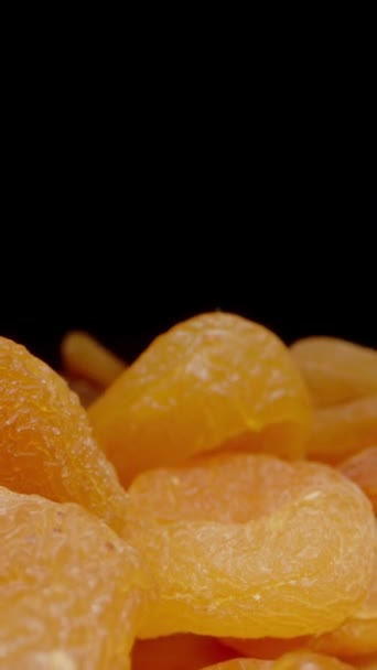 Vertikal Video Jag Häller Handfull Torkade Aprikoser Från Handen Medan — Stockvideo