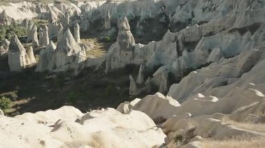 Aşk Vadisi 'ne bakan yüksek bir dağdan panoramik bir manzara ve Peri bacası şeklindeki kaya oluşumları..