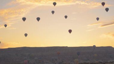 Yüzlerce sıcak hava balonu aynı anda yükseldi. İçlerindeki insanlara eski yerler ve dağların nefes kesici manzarasını sunuyor..
