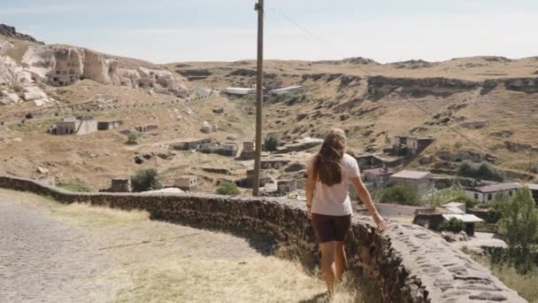 Seorang Wanita Muda Berjalan Melalui Kota Kuno Saratli Turki Dengan — Stok Video