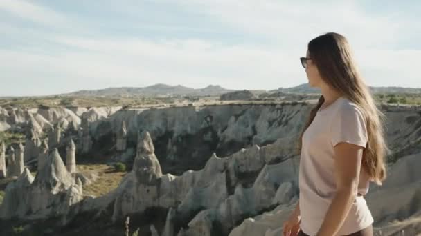 Молода Жінка Неквапливо Гуляє Вершині Дивиться Вниз Долині Любові Туреччині — стокове відео
