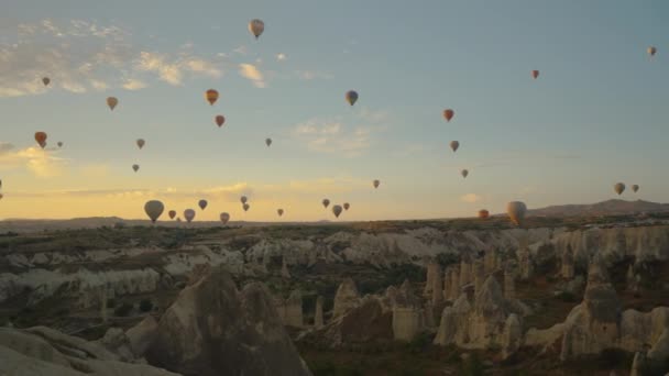 Kapadokya Daki Aşk Vadisi Nden Şafak Vakti Tüm Gökyüzünü Dolduran — Stok video