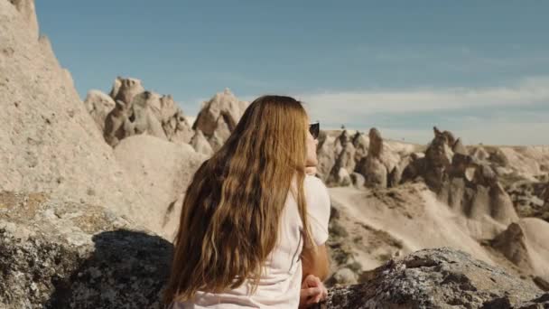 Одинокая Молодая Женщина Путешествует Пустыне Древней Каменной Долине Пустыне Наслаждаясь — стоковое видео