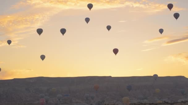 Εκατοντάδες Αερόστατα Θερμού Αέρα Έχουν Ανέβει Ταυτόχρονα Προσφέροντας Στους Ανθρώπους — Αρχείο Βίντεο