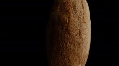 Süper Yavaş Çekim, Badem Cevizi Dönüyor ve Siyah Arkaplan 'a Düşüyor. Kesilmek üzere izole edilmiş. Makro.