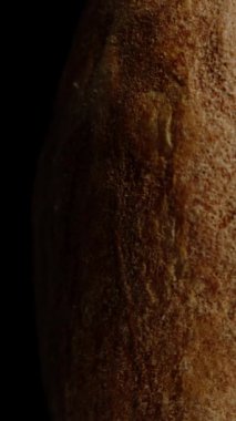 Dikey video. Süper Yavaş Çekim, Badem Cevizi Dönüyor ve Siyah Arkaplan 'a Düşüyor. Kesilmek üzere izole edilmiş. Makro.