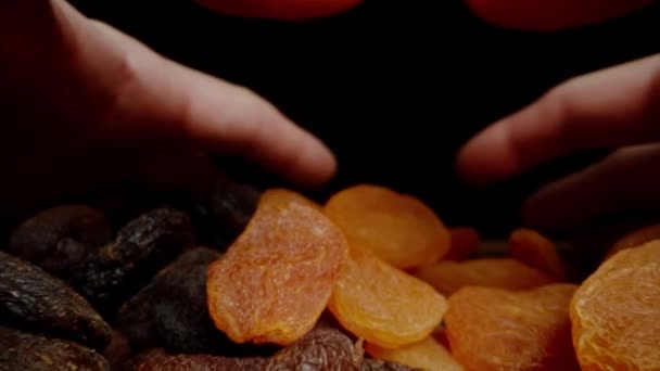 Rassemble Main Deux Types Abricots Secs Sur Fond Noir Dolly — Video