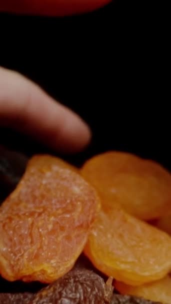 Vidéo Verticale Rassemble Main Deux Types Abricots Secs Sur Fond — Video