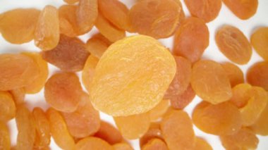 Üst manzara, kurumuş kayısı diğer kurumuş kayısıların arka planında dönüyor..