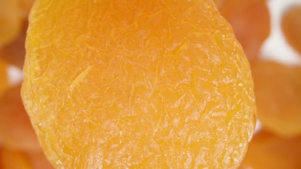 Getrocknete Aprikosen Fallen Superzeitlupe Auf Andere Aprikosen Draufsicht Makrozoom — Stockvideo