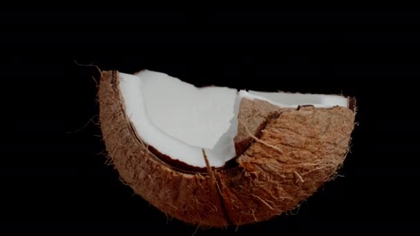 Polovina Popraskaného Kokosu Smyčka Videa Izolovaném Černém Pozadí — Stock video