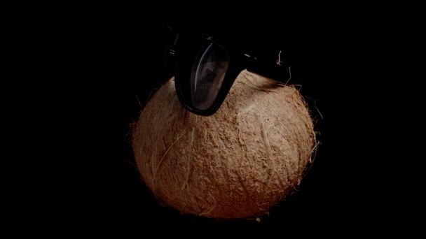 Solbriller Kokos Koncept Turisme Fritid Roterende Sort Baggrund Isoleret – Stock-video
