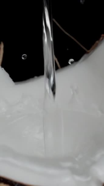 Video Vertikal Slow Motion Close Half Coconut Juice Drops Dripping — Stok Video