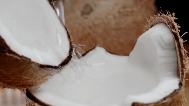 Kokosmjölk Rinner Och Droppar Från Halvorna Bruten Kokosnöt Slow Motion — Stockvideo