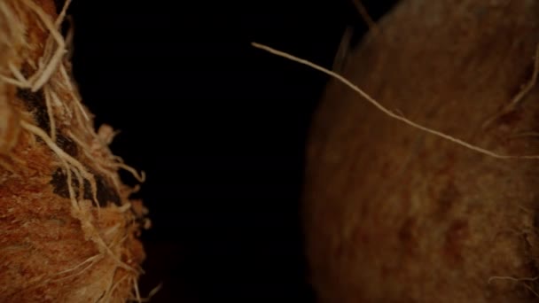 카메라는 부서진 코코넛의 절반을 이동합니다 Dolly 슬라이더 극단적인 — 비디오