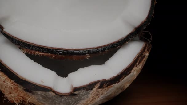 Zwei Hälften Einer Zerbrochenen Kokosnuss Eine Übereinander Schichten Aus Fleisch — Stockvideo