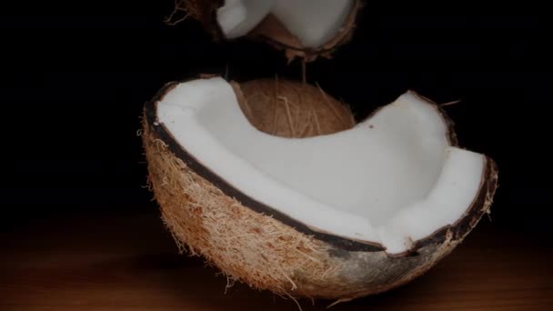 Jag Delade Upp Den Spruckna Kokosnöten Två Halvor Närbild Svart — Stockvideo