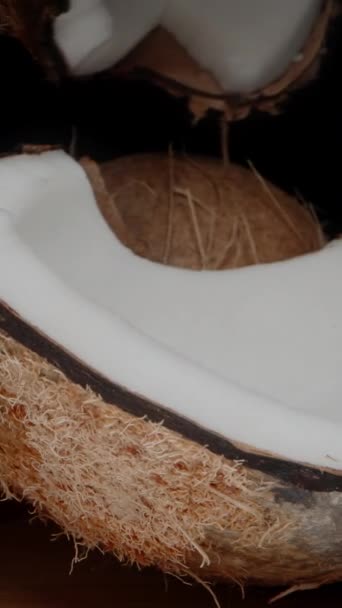 Vertikal Video Jag Delade Upp Den Spruckna Kokosnöten Två Halvor — Stockvideo