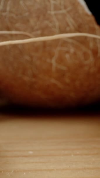 Vertikales Video Teile Einer Zerbrochenen Kokosnuss Auf Dem Tisch Die — Stockvideo