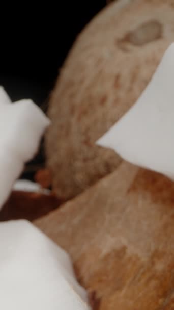 Vertikales Video Weißes Fleisch Auf Der Kokosnuss Muschelfragmente Auf Dem — Stockvideo