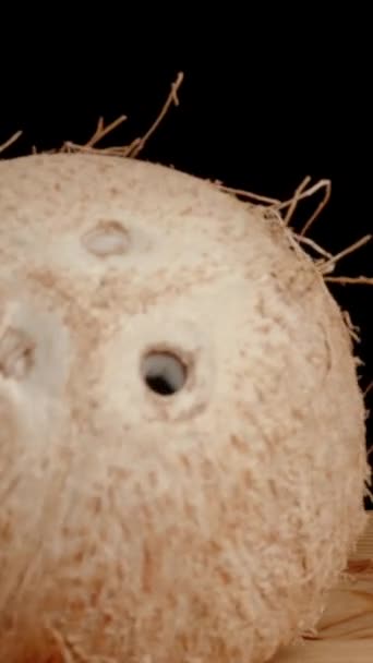 Vertikální Video Kokosový Ořech Vyvrtanou Dírou Které Vložena Modrá Sláma — Stock video