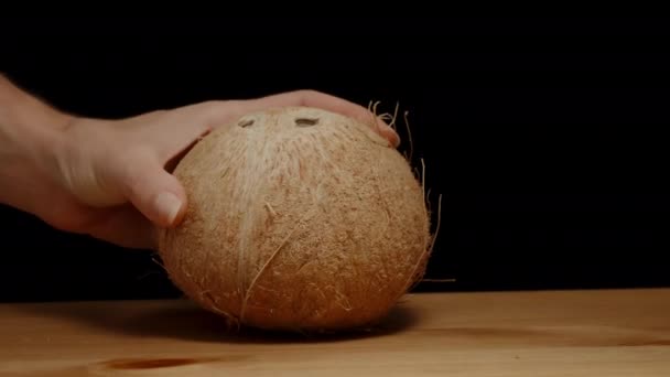 여자가 코코넛에 밀짚을 그것의 우유를 마시는 슬로우 — 비디오