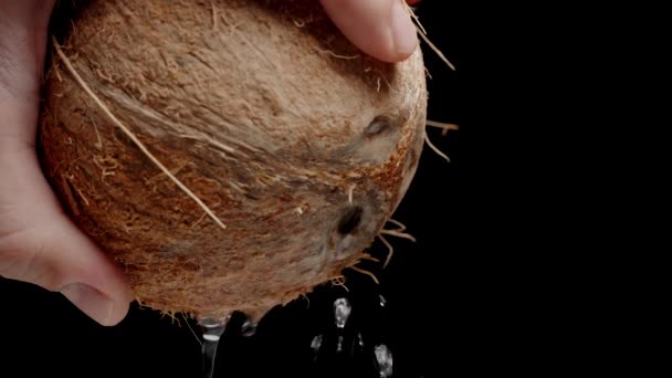 Close Van Een Kokosnoot Vastgehouden Door Een Man Giet Sap — Stockvideo