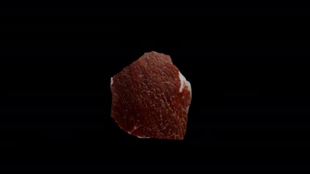 一片带有褐色外壳的白色椰子肉 在黑色背景下缓慢转动 被分离出来 — 图库视频影像