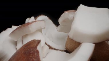 Kamera, masaya dağılmış hindistan cevizi parçalarına yaklaşır ve onları hareket ettirir. Yakın plan, Dolly 'nin fotoğrafını çeker..